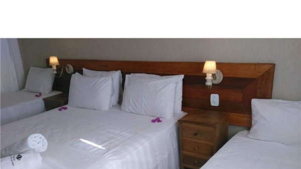 habitacion-p1-standard-quad-room-01-double-bed-single-02-pousada-praia-joao-fernandes-69231.jpg